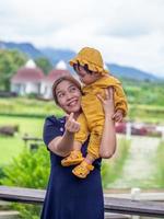 Aziatisch moeder en zoon van Thais nationaliteit en natuur Bij de mala cafe, thung salie, sukhothai, Thailand. foto