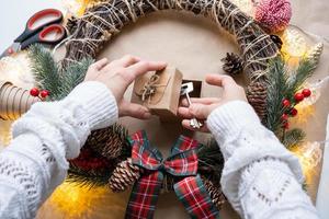 sleutel naar huis met sleutelhanger Aan knus huis in geschenk doos met Kerstmis decor verpakking. pak Cadeau voor nieuw jaar, kerstmis. gebouw, projecteren, in beweging naar nieuw huis, hypotheek, huur, aankoop echt landgoed foto