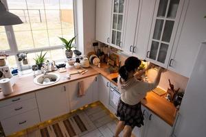 feestelijk Kerstmis decor en knoeien in de keuken, Koken behandelt voor de feest. nieuw jaar, stemming, huis interieur foto