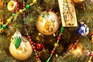 Kerstmis achtergrond van een Kerstmis boom versierd met Kerstmis speelgoed. winter vakantie. nieuw jaar. foto