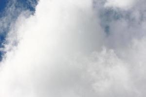 afbeelding van een blauw lucht met sommige wolken in de achtergrond. foto