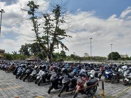 motorfietsen geparkeerd in een lijn in een motorfiets parkeren kavel. foto
