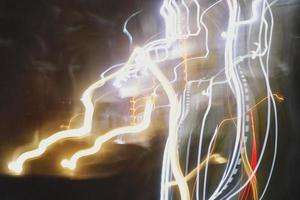lang blootstelling fotograaf van voertuig lichten Bij nacht in stad foto