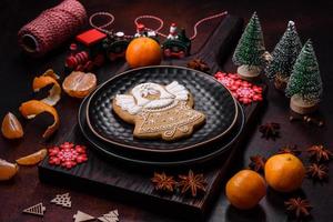 mooi Kerstmis decoraties met vakantie speelgoed, clementines en peperkoek foto