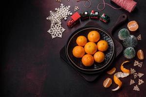 mooi Kerstmis decoraties met vakantie speelgoed, clementines en peperkoek foto