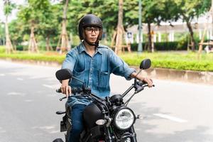 beeld van Aziatisch Mens het rijden Aan de straat foto