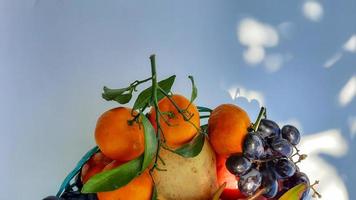 vlak leggen, tropisch fruit sinaasappelen, peren en druiven Aan wit achtergrond foto