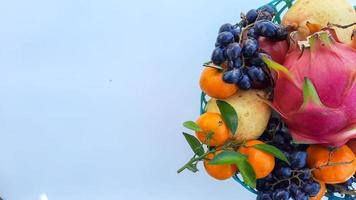 vlak leggen, tropisch draak fruit sinaasappelen, peren, druiven Aan wit achtergrond 01 foto