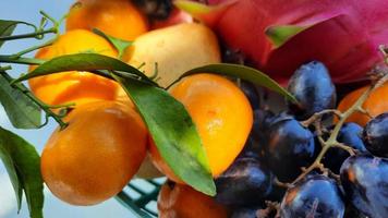 dichtbij omhoog, tropisch fruit druiven, sinaasappelen, draak fruit, peren en appels Aan een wit achtergrond 04 foto