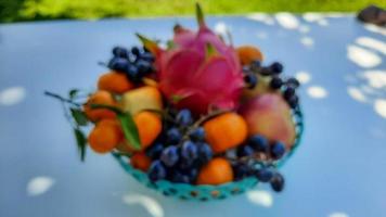 vervagen foto, tropisch draak fruit sinaasappelen, peren, druiven in de midden- geïsoleerd Aan wit achtergrond foto