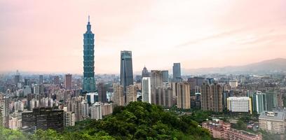 taipei, Taiwan, toeristen Gaan bezienswaardigheden bekijken de stadsgezicht panorama visie de hoogste gebouw en de beroemd landschap welke de mooi plaats voor reizen in Taiwan van olifant berg foto