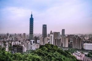 taipei, Taiwan, toeristen Gaan bezienswaardigheden bekijken de stadsgezicht panorama visie de hoogste gebouw en de beroemd landschap welke de mooi plaats voor reizen in Taiwan foto