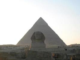 de standbeeld van sfinx en piramides van gizeh. Cairo, Egypte foto