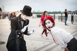 mime op straat, wachtend om zijn geliefde te ontmoeten foto