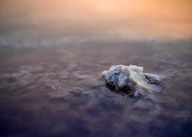 detailopname van de structuur van zout Kristallen in water. foto