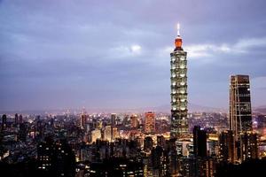 Taipei 101 is de bedrijf en modern boodschappen doen centrum gebouw foto