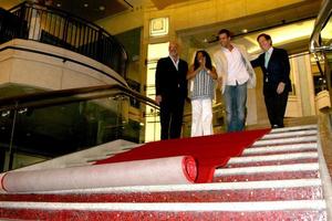 sherri herder en cameron mathison met abc leidinggevenden rollend uit de rood tapijt voor de dag emmy's Bij de kodak theater in Hollywood, ca juni 19, 2008 foto