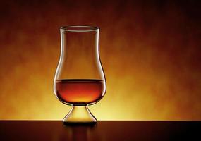 Scotch whisky, bourbon of rum in een glas Aan amber achtergrond - 3d illustratie foto