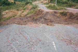 zwaar regen veroorzaakt aardverschuiving. trans provinciaal weg oosten- kalimantaan, Indonesië. foto