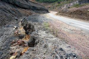 löss rots helling muur, bodem erosie, trans provinciaal weg oosten- kalimantaan, Indonesië. onderdistrict sangatta naar rantaupulung foto
