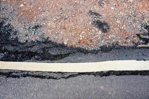 gebroken asfalt weg detail beeld foto