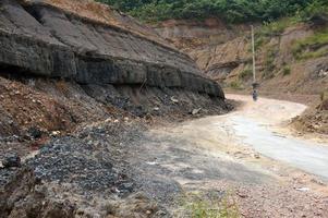 löss rots helling muur, bodem erosie, trans provinciaal weg oosten- kalimantaan, Indonesië. onderdistrict sangatta naar rantaupulung foto