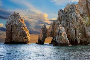 meeuwen in voorkant van el arco boog van cabo san lucas Bij zonsondergang. foto