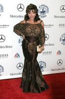 joan collins aankomen naar de carrousel van hoop bal Bij de afschuining hilton hotel, in Beverly heuvels, ca Aan oktober 25, 2008 foto