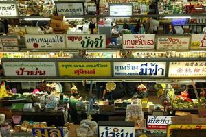 Chiang mei, Thailand, januari 2, 2018. top visie Aan voedsel markt met verschillend lokaal voedsel, uithangborden, lokaal mensen en toeristen. foto