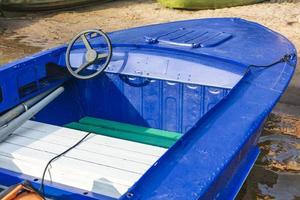 aluminium blauw visvangst boot met een motor in de buurt de meer oever, vissen, toerisme, actief recreatie, besturing wiel, stuurinrichting wiel, stuurhut, boot foto