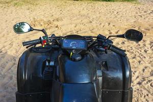 van de weg af atv Aan de zanderig strand van de zee, quad fiets rijdt, actief recreatie, toerisme foto