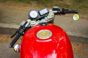 mooi krachtig motorfiets top visie, rood motorfiets gas- tank, stuurinrichting wiel, snelheidsmeter, elegant motorfiets visie foto