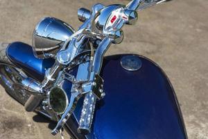 mooi top visie van een motorfiets, blauw motorfiets gas- tank, motorfiets stuurinrichting wiel, schijnend chroom, gas- handvat. foto