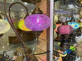 een mooi glas glimmend oosters decoratief Turks lamp in een toerist souvenir winkel foto