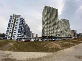 nieuw groot mooi modern microdistrict met hoog gebouwen in nieuw gebouwen in de stad van de megalopolis foto