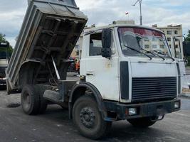 groot krachtig wit converteerbaar vrachtwagen, dump vrachtwagen, asfalt bestrating en weg reparatie machines Bij bouw plaats. bouw machinerie foto