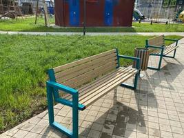 nieuw houten en ijzer banken voor ontspannende in een openbaar park of binnenplaats foto