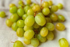 druiven in een mand of schaal, zomer fruit. foto