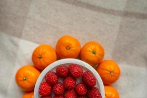 frambozen en mandarijnen detailopname. fruit zijn mooi zo voor Gezondheid. gepast voeding, rauw voedsel. foto