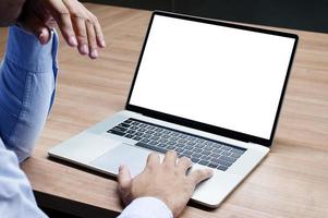 zakenman verhogen uw hand- met wit scherm achtergrond bespotten omhoog Aan Scherm laptop met knipsel pad foto