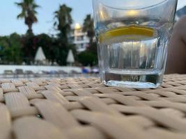 limoen en munt cocktail met rum gebeld mojito Aan caraïben strand foto