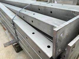 metaal structuren voor bouw en pijpen Aan pallets in een open lucht opslagruimte magazijn voor de opslagruimte van materialen en industrieel uitrusting foto