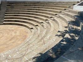 stappen van de amfitheater in de krasnodar park. zomer bioscoop in de vers lucht. steen stappen voor uitgeven tijd in de park foto