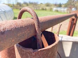 roestig ijzer metaal industrieel pijp van groot diameter oud met gaten voor pompen vloeistof en bouw in een olie raffinaderij, petrochemisch fabriek foto