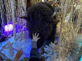 speelgoed- stier. symbool van de Chinese nieuw jaar 2021. vrolijk Kerstmis en nieuw jaar achtergrond. detailopname, selectief focus foto