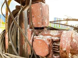 metaal roestig uitrusting voor gebouw huizen. Aan de apparaat metaal staven voor kronkelend bakstenen en beton blokken foto