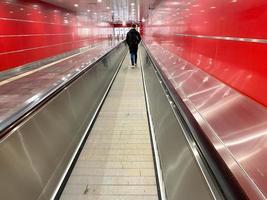 vlak roltrap - in beweging loopbrug roltrap in ondergronds trein station foto