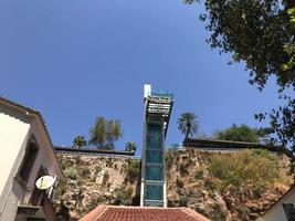 groot modern hoog glas panoramisch lift in natuur voor beklimming de berg foto