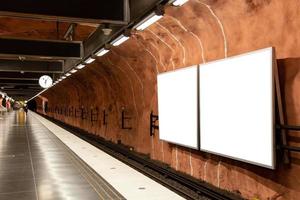 blanco aanplakbord bespotten omhoog van metro voor tekst bericht of inhoud foto