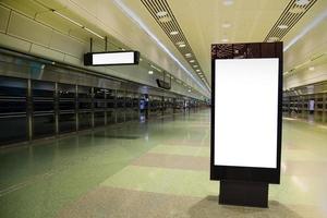 blanco aanplakbord bespotten omhoog van metro voor tekst bericht of inhoud. foto